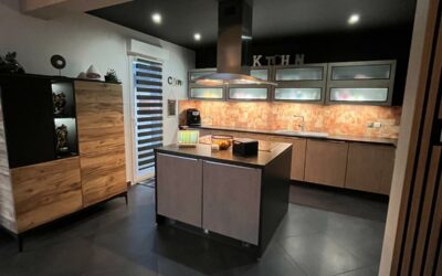 Crédence de cuisine bois : ce qui tient vraiment et ce qui gondole