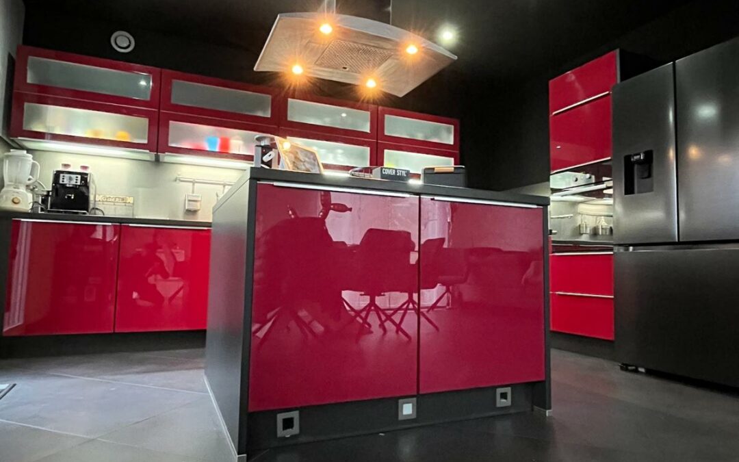 Ilot et facades de cuisine rouge laquee apres covering