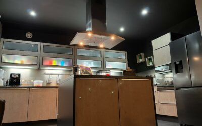 Crédence miroir, verre ou inox : rendu, entretien et prix