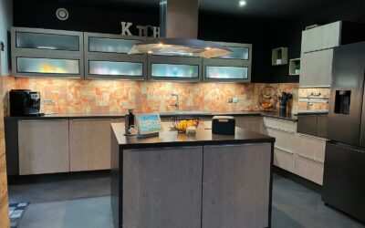 Crédence cuisine : carrelage, verre, inox ou adhésif, le comparatif honnête