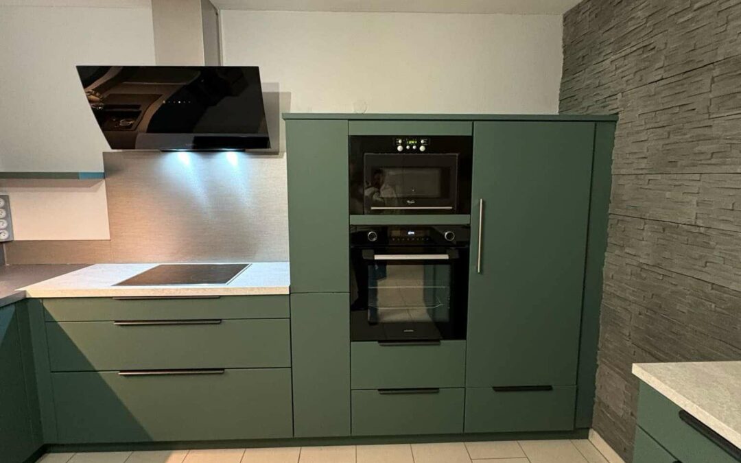 Cuisine vert sapin avec colonne four apres covering
