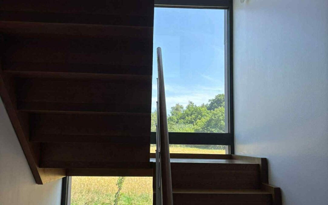 Verriere de cage d'escalier equipee d'un film solaire