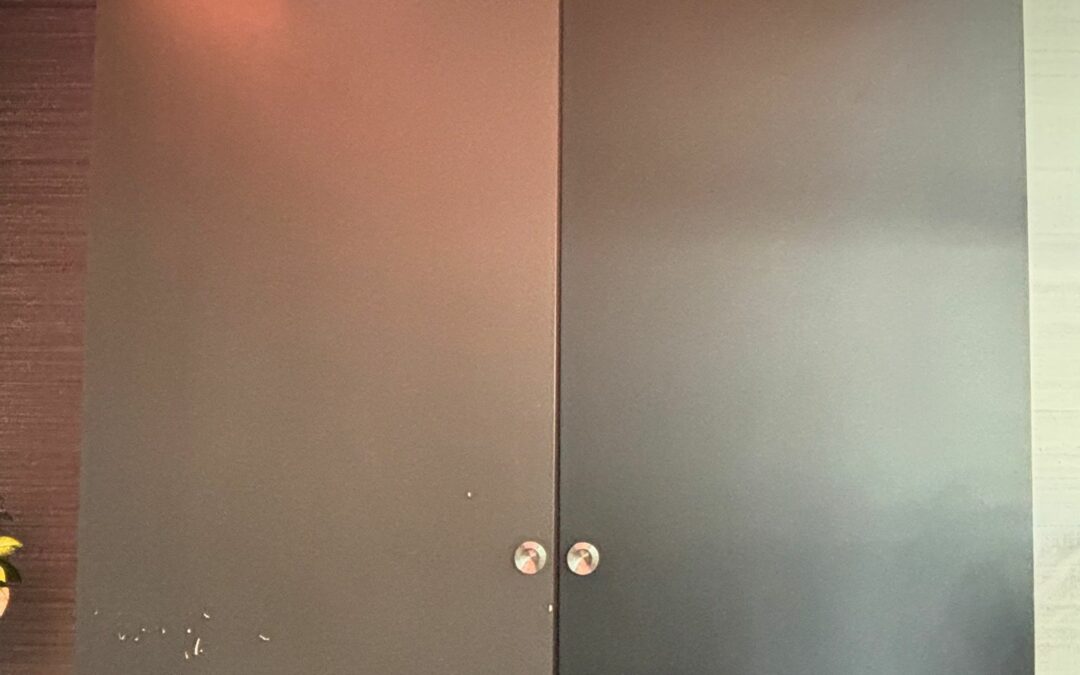 Porte vitree habillee d'un film depoli dans un couloir